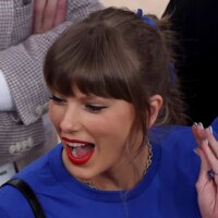 Taylor Swift et les sœurs Haim sont assises au bord du terrain lors du quatrième match de la finale de la NBA – et vous devez voir leurs chemises hilarantes des Knicks faites maison