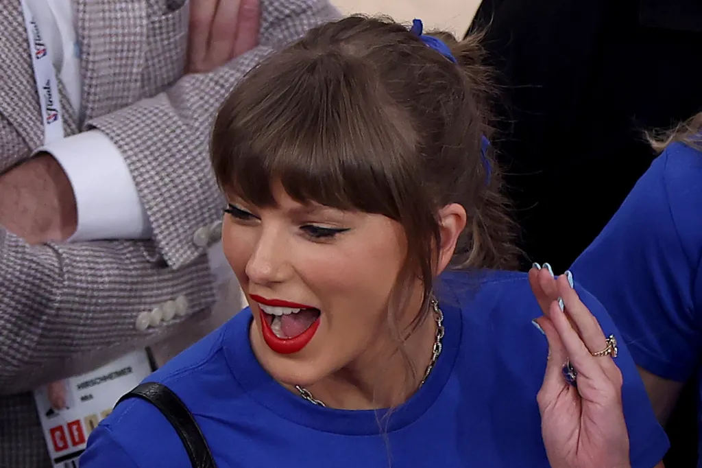 Taylor Swift et les sœurs Haim sont assises au bord du terrain lors du quatrième match de la finale de la NBA – et vous devez voir leurs chemises hilarantes des Knicks faites maison