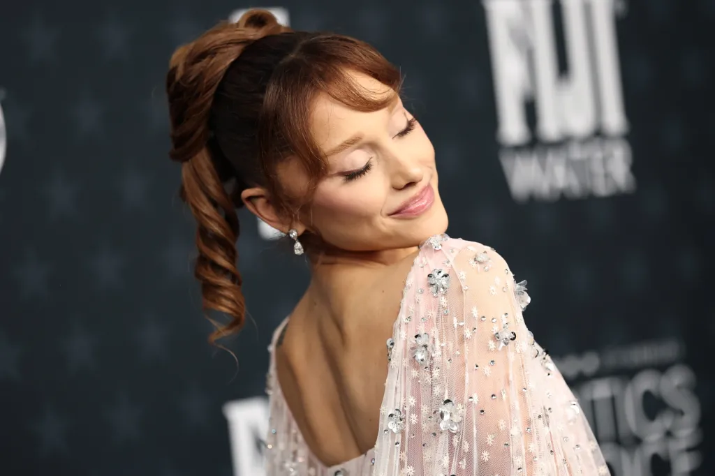 Ariana Grande annonce la tracklist complète de "Petal"