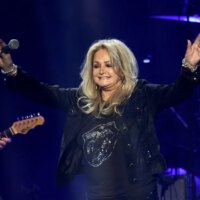 Bonnie Tyler sort du coma après une opération chirurgicale d&rsquo;urgence et les dates de sa tournée estivale sont annulées