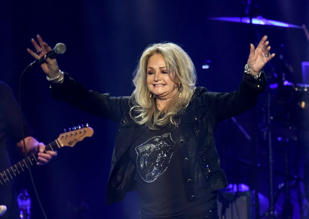 Bonnie Tyler sort du coma après une opération chirurgicale d'urgence et les dates de sa tournée estivale sont annulées