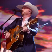 Cody Johnson et Ella Langley couvrent le classique Reba McEntire lors du Braves Country Fest