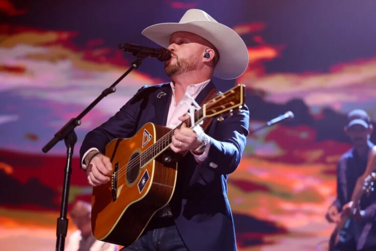 Cody Johnson et Ella Langley couvrent le classique Reba McEntire lors du Braves Country Fest