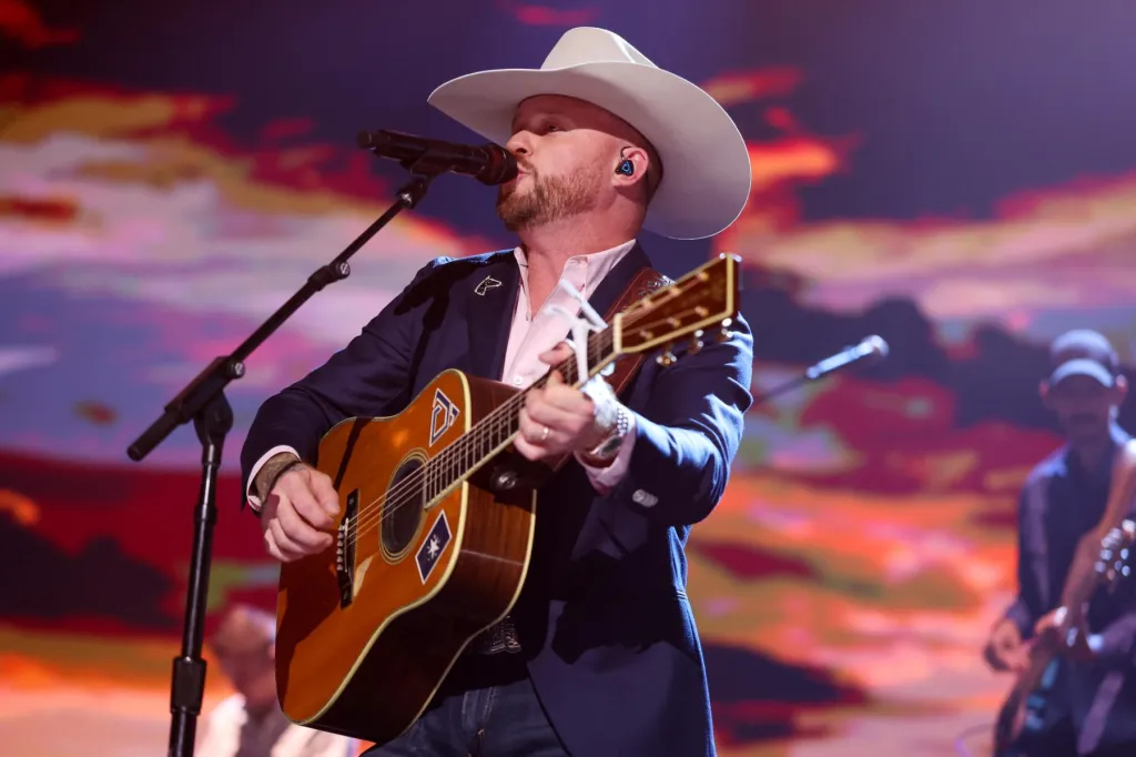 Cody Johnson et Ella Langley couvrent le classique Reba McEntire lors du Braves Country Fest