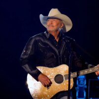 Dernier concert d&rsquo;Alan Jackson : ses anciens chefs de label « se souviennent quand » ils ont travaillé avec la superstar country