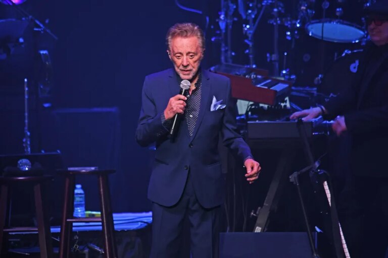 Frankie Valli annule les dates restantes de sa tournée 2026 pour « se concentrer sur ma santé »