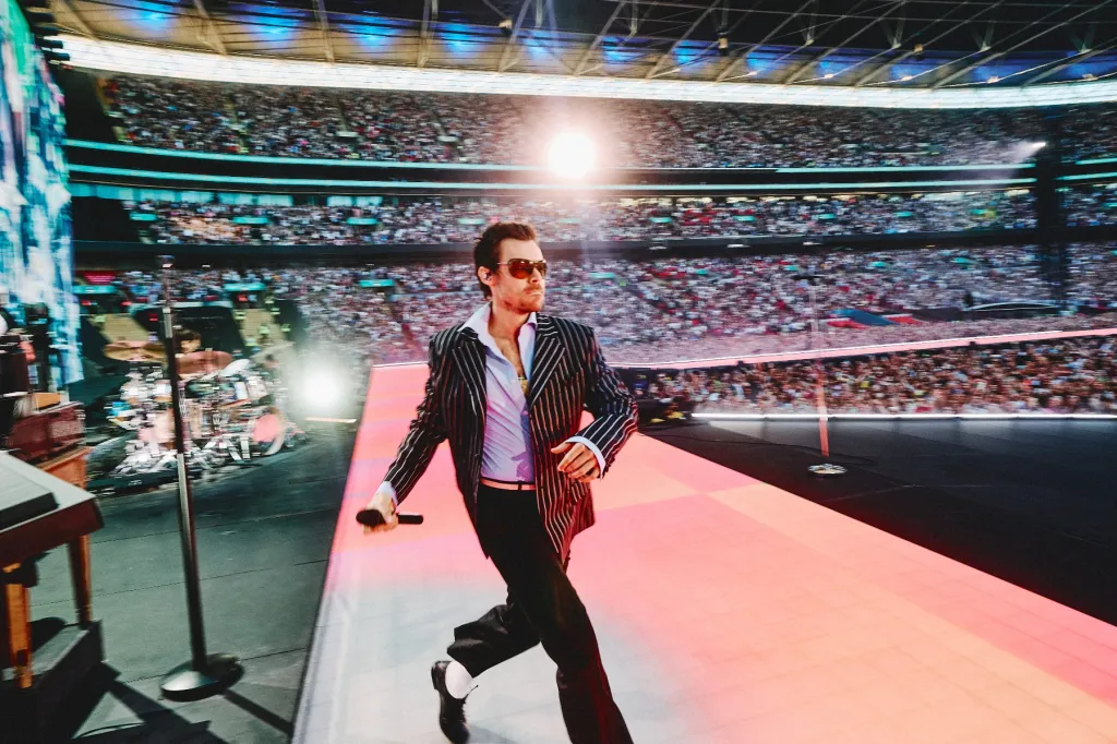 Harry Styles remporte la couronne du stade de Wembley alors que la course historique commence : 7 meilleurs moments