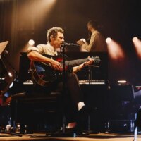 Harry Styles reprend Simon & Garfunkel et réinvente les coupes profondes au festival Intimate Meltdown qui se déroule à Londres