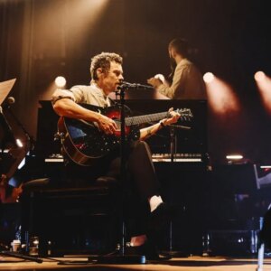 Harry Styles reprend Simon & Garfunkel et réinvente les coupes profondes au festival Intimate Meltdown qui se déroule à Londres