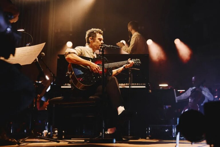 Harry Styles reprend Simon & Garfunkel et réinvente les coupes profondes au festival Intimate Meltdown qui se déroule à Londres