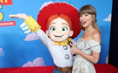 Taylor Swift assiste à la première mondiale de « Toy Story 5 » à Los Angeles au Dolby Theatre de Los Angeles, le 9 juin 2026.