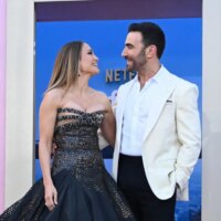 Jennifer Lopez et Brett Goldstein abordent les rumeurs d&rsquo;amour hors écran : « Vous savez ce que tout le monde dit… »