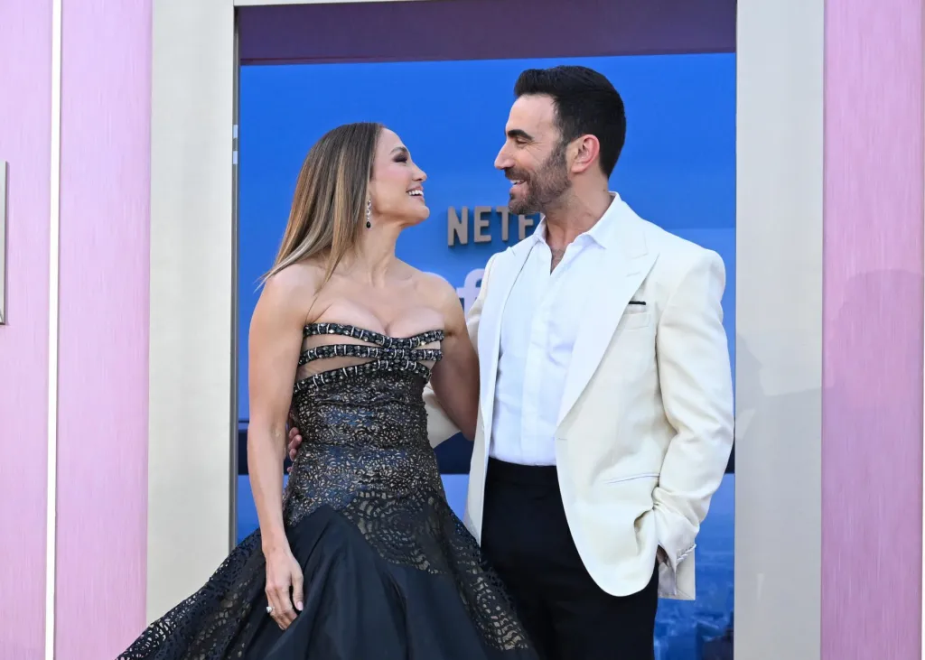 Jennifer Lopez et Brett Goldstein abordent les rumeurs d'amour hors écran : "Vous savez ce que tout le monde dit..."