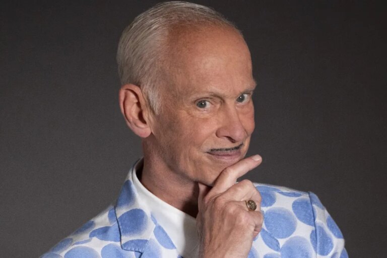 John Waters parle de l&rsquo;hébergement de Mosswood Meltdown, de ce qu&rsquo;il pense de l&rsquo;IA et du chanteur punk qu&rsquo;il choisirait dans un film
