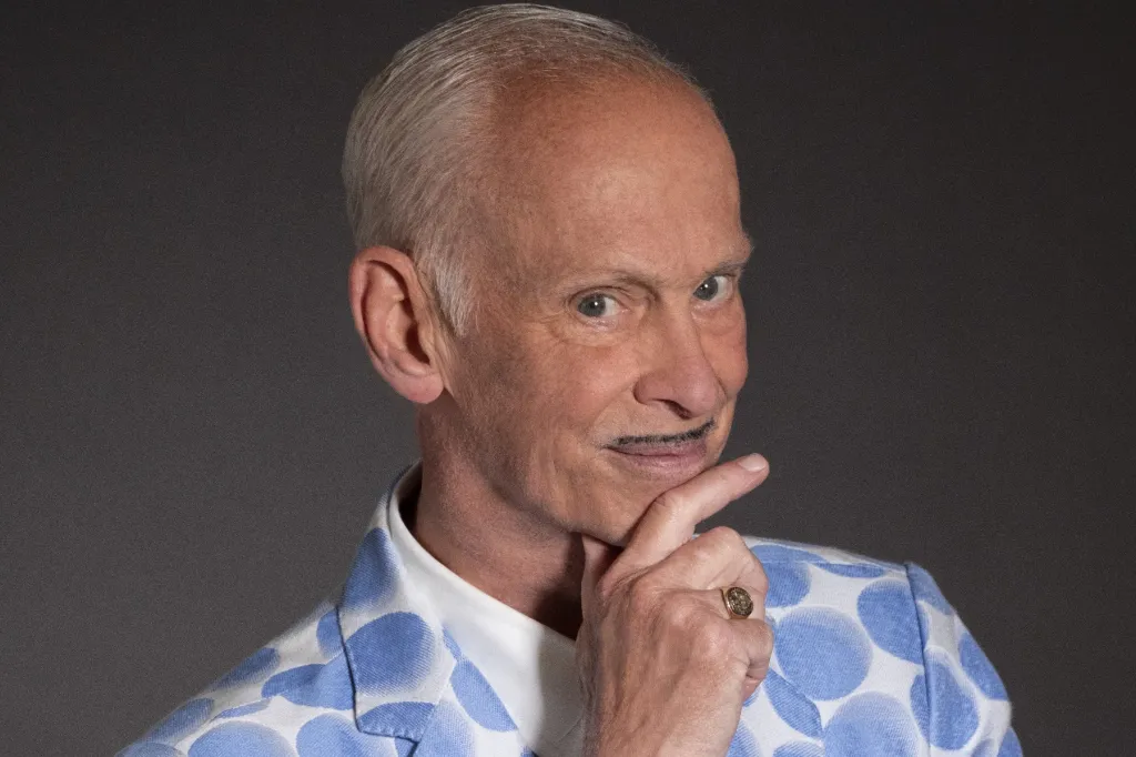 John Waters parle de l'hébergement de Mosswood Meltdown, de ce qu'il pense de l'IA et du chanteur punk qu'il choisirait dans un film