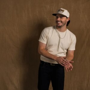 Josh Ross remporte la première diffusion country n°1 avec « Hate How You Look »