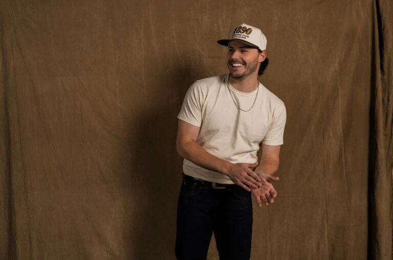 Josh Ross remporte la première diffusion country n°1 avec « Hate How You Look »