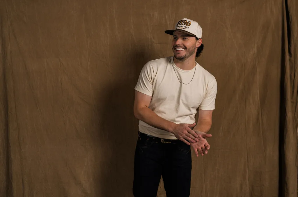Josh Ross remporte la première diffusion country n°1 avec « Hate How You Look »