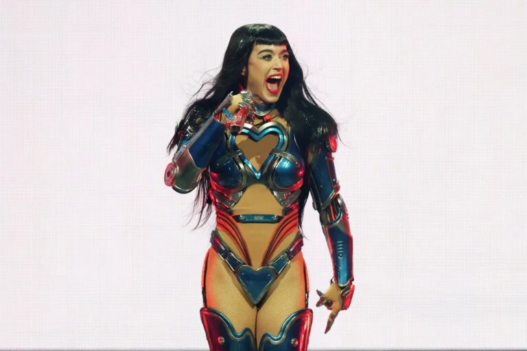 Katy Perry taquine la nouvelle chanson « Watch It Burn » et révèle la date de sortie