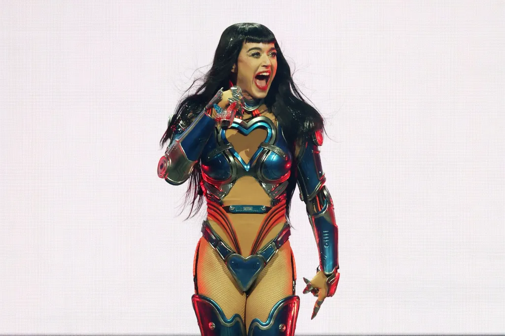 Katy Perry taquine la nouvelle chanson "Watch It Burn" et révèle la date de sortie