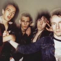 La guitare basse écrasée emblématique des Clash, tirée de la couverture de « London Calling », sera exposée dans un nouveau musée