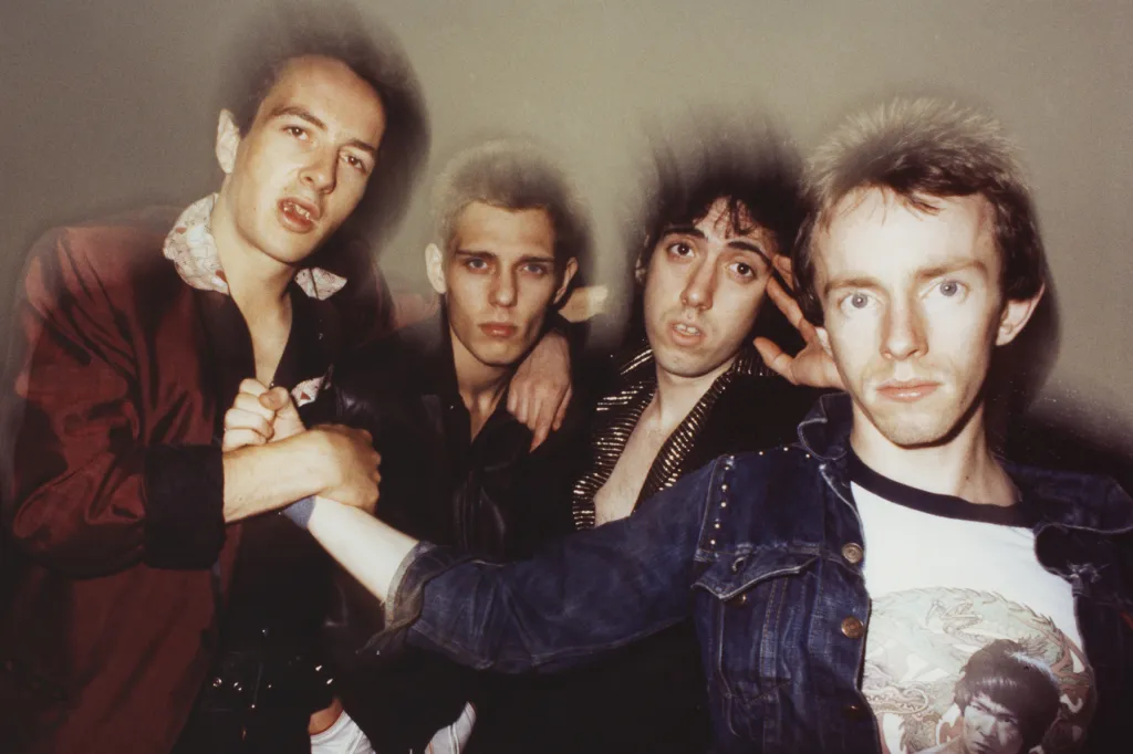 La guitare basse écrasée emblématique des Clash, tirée de la couverture de "London Calling", sera exposée dans un nouveau musée