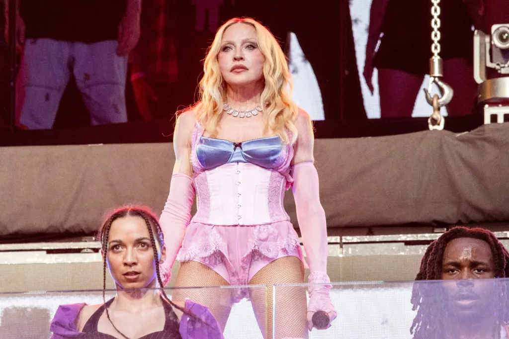 La nouvelle chanson de Madonna, « Bizarre », fait ses débuts au Martin Garrix Show à Brooklyn
