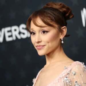 La vidéo « Je déteste que je t&rsquo;ai fait m&rsquo;aimer » d&rsquo;Ariana Grande la montre en train de hanter un acteur célèbre