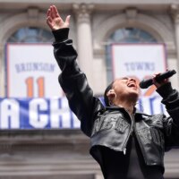 Les Knicks de New York dansent tandis qu&rsquo;Alicia Keys termine le défilé de championnat avec « Empire State of Mind »