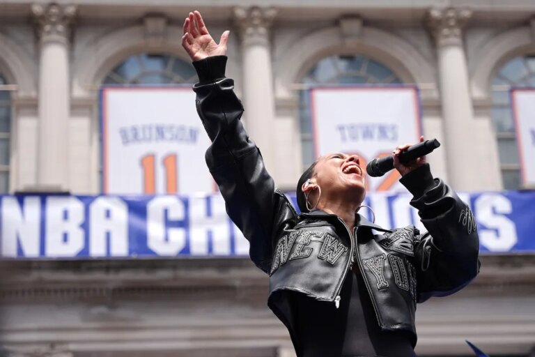 Les Knicks de New York dansent tandis qu&rsquo;Alicia Keys termine le défilé de championnat avec « Empire State of Mind »