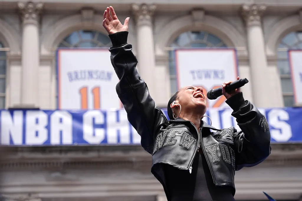 Les Knicks de New York dansent tandis qu'Alicia Keys termine le défilé de championnat avec "Empire State of Mind"