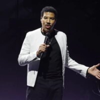 Lionel Richie coupe le court match d&rsquo;ouverture de la tournée après le sort « Dizzy »
