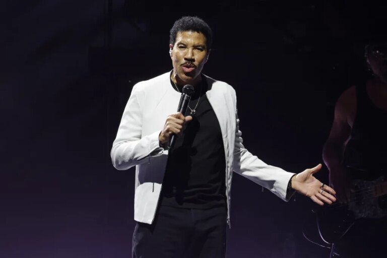 Lionel Richie coupe le court match d&rsquo;ouverture de la tournée après le sort « Dizzy »