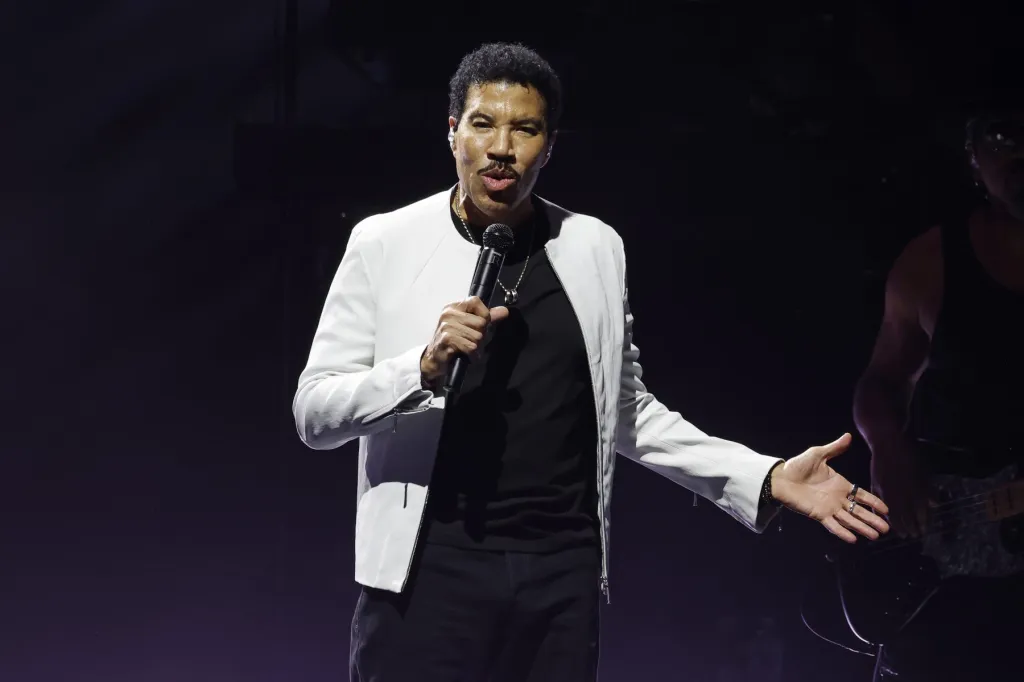 Lionel Richie coupe le court match d'ouverture de la tournée après le sort "Dizzy"