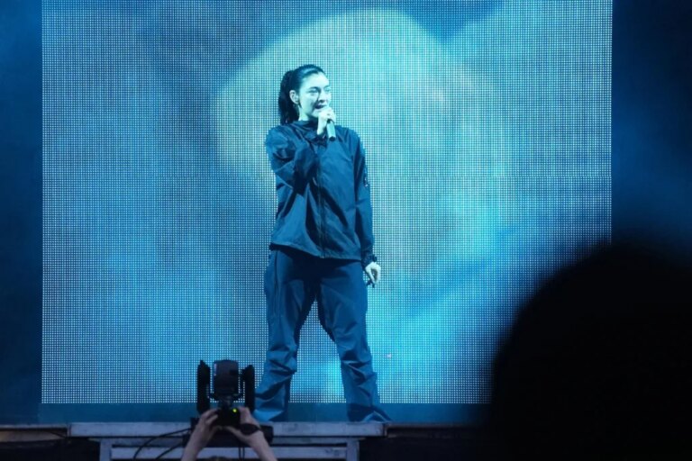 Lorde célèbre le premier anniversaire de « Virgin » avec un méga-drop de 49 démos