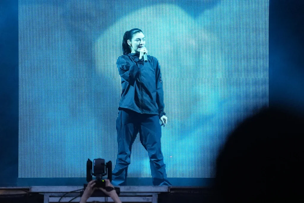 Lorde célèbre le premier anniversaire de « Virgin » avec un méga-drop de 49 démos