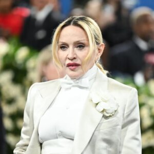 Madonna dit que « Confessions II » est né de la frustration suscitée par le retard du biopic : « J&rsquo;étais dans les limbes »