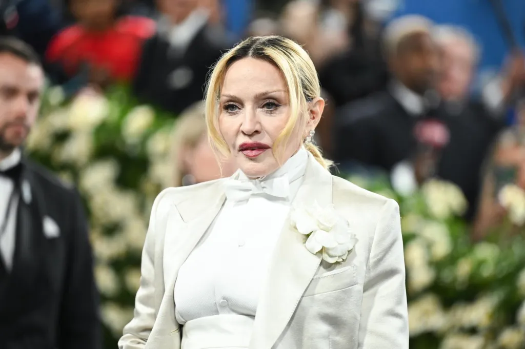Madonna dit que "Confessions II" est né de la frustration suscitée par le retard du biopic : "J'étais dans les limbes"