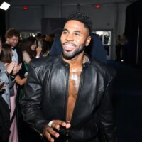 « Mmm, qu&rsquo;est-ce que tu dis ? » : Jason Derulo a été proche de Fall sur scène au Summertime Ball