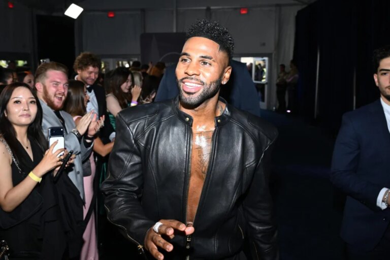 « Mmm, qu&rsquo;est-ce que tu dis ? » : Jason Derulo a été proche de Fall sur scène au Summertime Ball