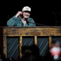 Morgan Wallen retourne le piano après un problème technique lors de « Sand In My Boots » au concert de Denver