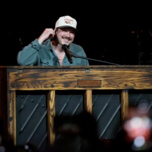 Morgan Wallen retourne le piano après un problème technique lors de « Sand In My Boots » au concert de Denver