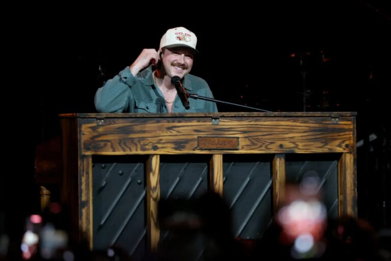Morgan Wallen retourne le piano après un problème technique lors de « Sand In My Boots » au concert de Denver