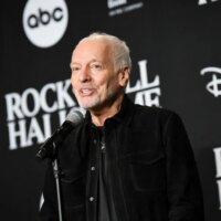 Peter Frampton parle de rester positif dans la lutte contre les maladies musculaires dégénératives : « Je connais la fin du jeu, mais cela ne me dérange pas »