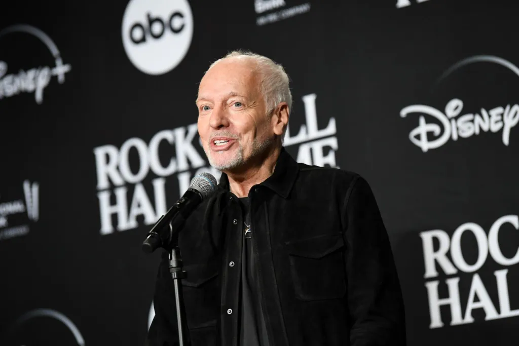 Peter Frampton parle de rester positif dans la lutte contre les maladies musculaires dégénératives : « Je connais la fin du jeu, mais cela ne me dérange pas »