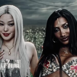 Regardez KATSEYE, LE SSERAFIM et ILLIT unir leurs forces pour remercier leurs ennemis dans le clip vidéo « Iconic by Mistake »