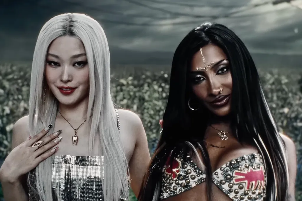 Regardez KATSEYE, LE SSERAFIM et ILLIT unir leurs forces pour remercier leurs ennemis dans le clip vidéo « Iconic by Mistake »