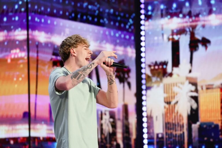 Regardez TikToker Mackenzie Sol transformer « Back to Friends » de sombr en une ballade sensuelle pour « America&rsquo;s Got Talent »