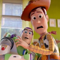 Taylor Swift est-elle impliquée dans « Toy Story 5 » ? Les fans décodent la campagne d’affichage cryptique « TS » et l’indice lyrique