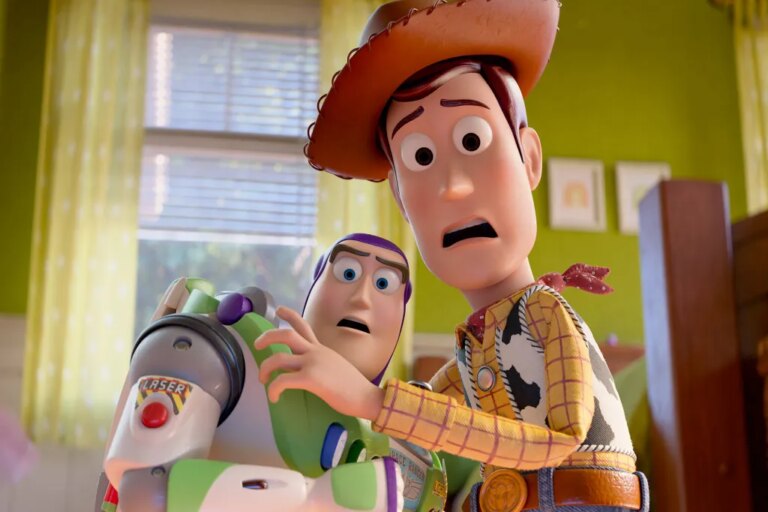 Taylor Swift est-elle impliquée dans « Toy Story 5 » ? Les fans décodent la campagne d’affichage cryptique « TS » et l’indice lyrique